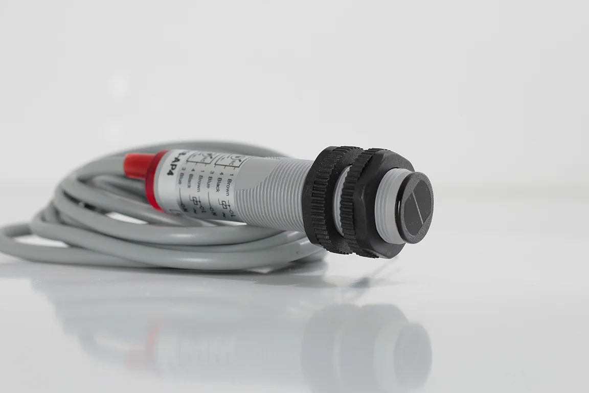 AECO FT18-AP4 AC Optik Sensör | M18, 0–40 cm, IP67