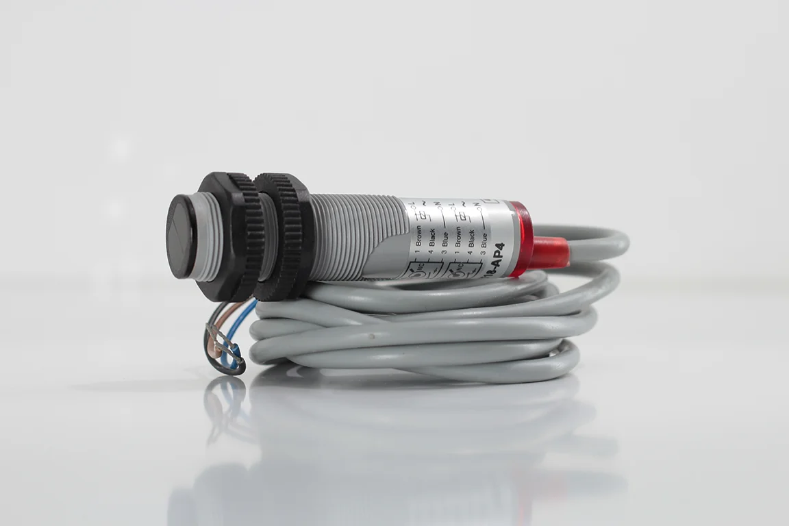 AECO FT18-AP4 AC Optik Sensör | M18, 0–40 cm, IP67