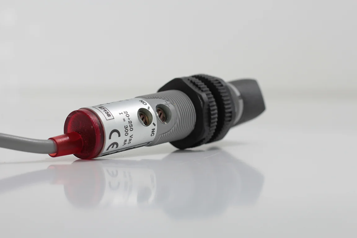 AECO FT18-AP4-90 | M18 AC Yakınlık Sensörü