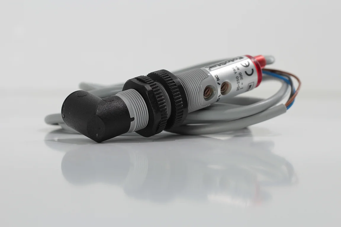 AECO FT18-AP4-90 | M18 AC Yakınlık Sensörü