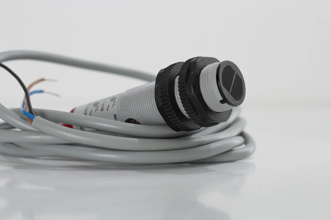 AECO FT18-AR | Reflektörlü Fotoelektrik Sensör