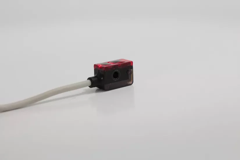 Baumer FHDK 07P6901 | Arka Plan Bastırmalı Sensör